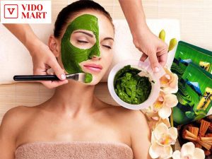 Đắp mặt nạ bột trà xanh