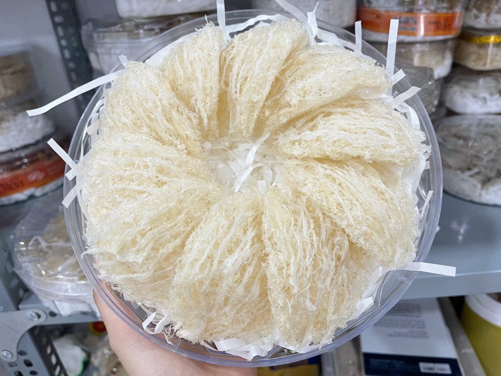 Tiêu chuẩn chất lượng yến phụ thuộc vào độ dẻo, màu sắc, kích cỡ và độ sạch của tổ yến khi thu hoạch
